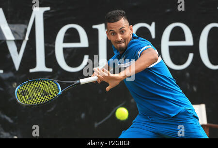 Stuttgart, Deutschland. 15 Juni, 2018. Nick Kyrgios von Australien gibt einen Schuß während das Viertelfinale mit Feliciano Lopez von Spanien bei der ATP Tennis Turnier Mercedes Cup in Stuttgart, Deutschland, am 15. Juni 2018. Nick Kyrgios gewann 2-1. Credit: Philippe Ruiz/Xinhua/Alamy leben Nachrichten Stockfoto