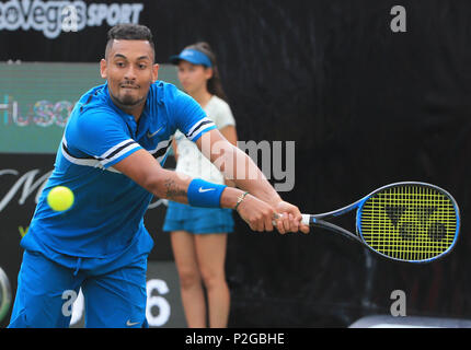 Stuttgart, Deutschland. 15 Juni, 2018. Nick Kyrgios von Australien gibt einen Schuß während das Viertelfinale mit Feliciano Lopez von Spanien bei der ATP Tennis Turnier Mercedes Cup in Stuttgart, Deutschland, am 15. Juni 2018. Nick Kyrgios gewann 2-1. Credit: Philippe Ruiz/Xinhua/Alamy leben Nachrichten Stockfoto