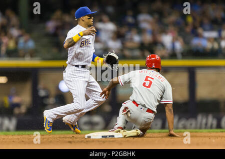 Milwaukee, WI, USA. 15 Juni, 2018. Milwaukee Brewers shortstop Orlando Arcia #3 in Aktion während der Major League Baseball Spiel zwischen den Milwaukee Brewers und die Philadelphia Phillies am Miller Park in Milwaukee, WI. John Fisher/CSM/Alamy leben Nachrichten Stockfoto