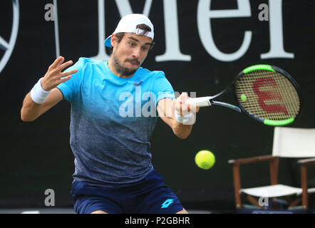 Stuttgart. 15 Juni, 2018. Guido Pella von Argentinien liefert einen Schuß während das Viertelfinale des ATP Tennis Turnier Mercedes Cup gegen Roger Federer von der Schweiz in Stuttgart am 15. Juni 2018. Guido Pella 0:2 verloren. Credit: Philippe Ruiz/Xinhua/Alamy leben Nachrichten Stockfoto