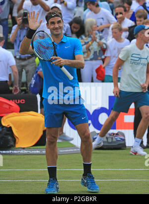 Stuttgart. 15 Juni, 2018. Roger Federer von der Schweiz feiert nach dem Sieg im Viertelfinale des ATP Tennis Turnier Mercedes Cup gegen Guido Pella von Argentinien in Stuttgart am 15. Juni 2018. Roger Federer gewann 2-0. Credit: Philippe Ruiz/Xinhua/Alamy leben Nachrichten Stockfoto