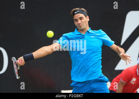 Stuttgart. 15 Juni, 2018. Roger Federer von der Schweiz liefert einen Schuß während das Viertelfinale des ATP Tennis Turnier Mercedes Cup gegen Guido Pella von Argentinien in Stuttgart am 15. Juni 2018. Roger Federer gewann 2-0. Credit: Philippe Ruiz/Xinhua/Alamy leben Nachrichten Stockfoto