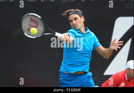 Stuttgart. 15 Juni, 2018. Roger Federer von der Schweiz liefert einen Schuß während das Viertelfinale des ATP Tennis Turnier Mercedes Cup gegen Guido Pella von Argentinien in Stuttgart am 15. Juni 2018. Roger Federer gewann 2-0. Credit: Philippe Ruiz/Xinhua/Alamy leben Nachrichten Stockfoto