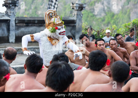 Kecak Fire Dance, Pura Uluwatu Tempel, Uluwatu, Bali, Indonesien Stockfoto