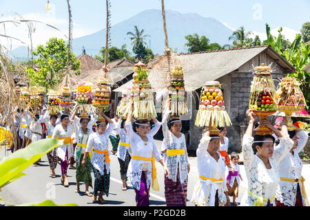 Frauen, die Angebote auf ihre Köpfe, odalan Tempelfest, Sidemen, Karangasem, in Bali, Indonesien Stockfoto