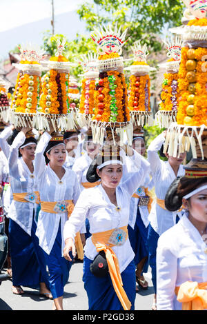 Frauen, die Angebote auf ihre Köpfe, odalan Tempelfest, Sidemen, Karangasem, in Bali, Indonesien Stockfoto