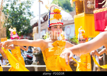 Traditionelle Tänzer, odalan Tempelfest, Sidemen, Karangasem, in Bali, Indonesien Stockfoto