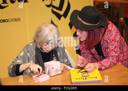 Brasilien. 13. Juni, 2018. Brasilianische Sängerin Rita Lee startet ihr neues Buch in der livraria kulturellen Conjunto Nacional in Sao Paulo. Credit: Leco Viana/Thenews 2 / Pacific Press/Alamy leben Nachrichten Stockfoto