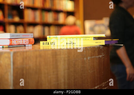 Brasilien. 13. Juni, 2018. Brasilianische Sängerin Rita Lee startet ihr neues Buch in der livraria kulturellen Conjunto Nacional in Sao Paulo. Credit: Leco Viana/Thenews 2 / Pacific Press/Alamy leben Nachrichten Stockfoto