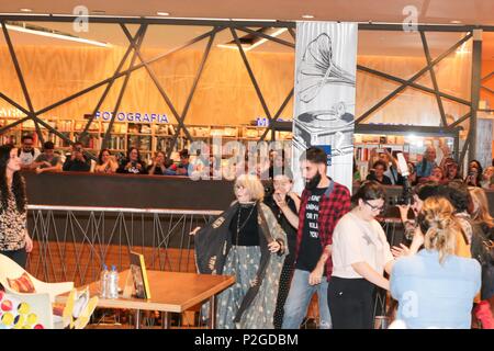 Brasilien. 13. Juni, 2018. Brasilianische Sängerin Rita Lee startet ihr neues Buch in der livraria kulturellen Conjunto Nacional in Sao Paulo. Credit: Leco Viana/Thenews 2 / Pacific Press/Alamy leben Nachrichten Stockfoto