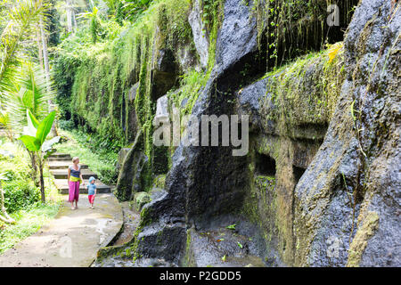 Mutter und Sohn besucht, Pura Gunung Kawi Tampaksiring, Ubud, Bali, Indonesien Stockfoto