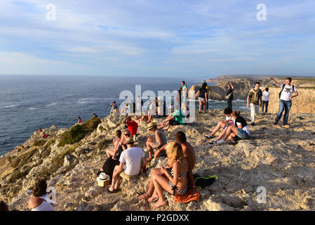 Leute schaut dem Sonnenuntergang am Cabo São Vicente bei Sagres, Algarve, Portugal Stockfoto