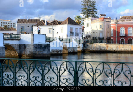 Alte Brücke am Rio Gilao in Tavira, Algarve, Portugal Stockfoto