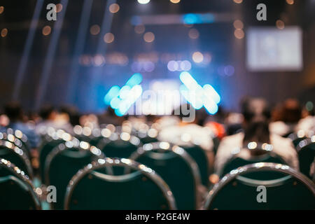 Verschwommen seminar Konferenzraum im International Convention Center - Defokussierten abstrakt Hintergrund Stockfoto