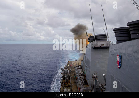 160918-N-UF 697-073 philippinischen Meer (bis 30. 18, 2016) Der Einsatz der Arleigh-Burke-Klasse geführte Anti-raketen-Zerstörer USS Barry (DDG52) Startet eine vertikale Start Anti-U-Rakete (VLA) Rakete von der AFT-Tr¨ gerraketen im Jahr Valiant Shield 2016. Valiant Shield ist eine Biennale, nur in den USA, Feld - Training mit Fokus auf die Integration der gemeinsamen Ausbildung der US-Streitkräfte. Dies ist die sechste Übung in der Valiant Shield-Serie, die 2006 begann. Barry ist auf Patrouille mit Carrier Strike Group (CSG 5) im philippinischen Meer Unterstützung der Sicherheit und Stabilität in der Indo-Asia - Pazifik Regio Stockfoto