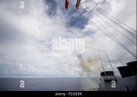 160918-N-UF 697-114 philippinischen Meer (bis 30. 18, 2016) Der Einsatz der Arleigh-Burke-Klasse geführte Anti-raketen-Zerstörer USS Barry (DDG52) Startet eine vertikale Start Anti-U-Rakete (VLA) Rakete von der AFT-Tr¨ gerraketen im Jahr Valiant Shield 2016. Valiant Shield ist eine Biennale, nur in den USA, Feld - Training mit Fokus auf die Integration der gemeinsamen Ausbildung der US-Streitkräfte. Dies ist die sechste Übung in der Valiant Shield-Serie, die 2006 begann. Barry ist auf Patrouille mit Carrier Strike Group (CSG 5) im philippinischen Meer Unterstützung der Sicherheit und Stabilität in der Indo-Asia - Pazifik Regio Stockfoto