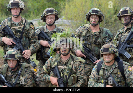 Soldaten der Streitkräfte von Bosnien und Herzegowina, für ein Bild, Sept. 20, 2016 darstellen, nach Abschluss der letzten Höhepunkt Schulungsveranstaltung im Rahmen der Übung sofortige Reaktion 16 an der kroatischen Streitkräfte Training Area von Slunj in Kroatien statt. Sofortige Reaktion 16 ist ein multinationales, Brigade level Kommandostellenübung unter Verwendung von computergestützten Simulationen und Übungen aus beiden Ländern, Kroatien und Slowenien. Die Übung wird mit einer offiziellen Zeremonie abschließen und mit Soldaten und Sicherheitskräfte aus Bosnien und Herzegowina, Kroatien, Montenegro, Slo Stockfoto