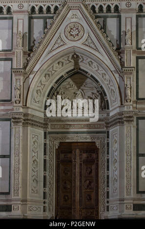 Florenz, Italien - 29 Oktober 2015: architektonische Details der Heilig Kreuz Kirche Haupteingang, Florenz Stockfoto