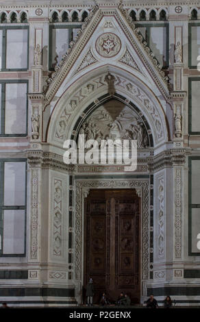 Florenz, Italien - 29 Oktober 2015: architektonische Details der Heilig Kreuz Kirche Haupteingang, Florenz Stockfoto