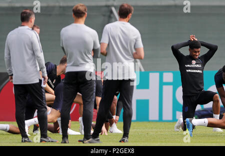 England's Marcus Rashford (rechts) erstreckt sich wie er durch England Manager Gareth Southgate (Mitte) während des Trainings am Spartak Zelenogorsk Stadium, Zelenogorsk beobachtet. Stockfoto