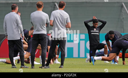 England's Marcus Rashford (rechts) erstreckt sich wie er durch England Manager Gareth Southgate (Mitte) während des Trainings am Spartak Zelenogorsk Stadium, Zelenogorsk beobachtet. Stockfoto