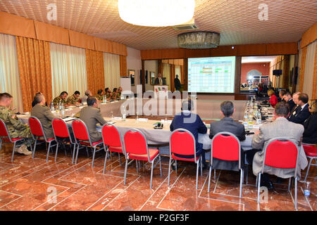 Perry Doerr, Chief Training Zweig, USAREUR Mission Support Element Vicenza, Adressen Mitglieder der United States Army, die italienische Armee, die italienische Regierung und die italienische Zivilisten aus COMIPAR (Ausschuß für Umweltschutz) über nachhaltige Training Area Management Programme, in Udine, Italien, 20. Sept. 2016. (U.S. Armee Foto von visuellen Informationen Spezialist Paolo Bovo/Freigegeben) Stockfoto