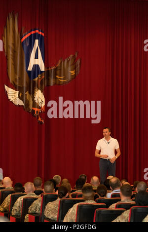 Us-Armee Staatssekretär Eric auffächern, während ein Town Hall Meeting 19. September mit Soldaten im Camp Arifjan, Kuwait zu inszenieren. Die oberen Armee zivile sprach mit einem gefüllten Auditorium von mehr als 200 Soldaten aus vorwiegend US-Army Central über den aktuellen Zustand der Armee in ihrer einzigartigen Zeit der knapper werdenden Haushaltsmittel und mehrere Missionen im gesamten Nahen Osten. (U.S. Armee Foto von Sgt. Brandon Hubbard) Stockfoto