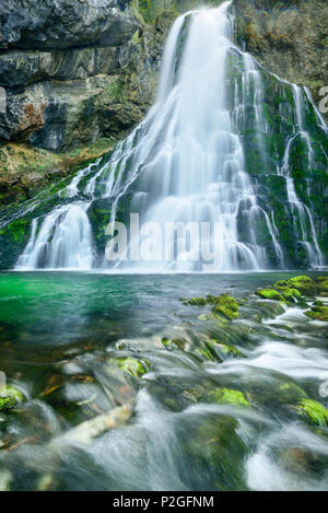 Cascading Wasserfall im grünen Teich, Gollinger Wasserfall, Golling, Berchtesgaden, Salzburg, Österreich Stockfoto