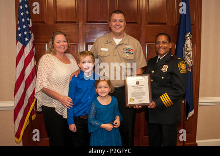 160915-N-GM 597-010 Portsmouth, Virginia (Sept. 15, 2016) Hospital Corpsman 2. Klasse (FMF/SW/EXW/CAC) Patrick Kies mit seiner Frau Crystal, Kinder und Konnor Kyndel, und Chief Tonya D. Chapman, der Chef der Polizei von Portsmouth nach Kies ein Service war bei der Durchsetzung der Bescheinigung vorgelegt. Kies wurde für die Unterstützung der Opfer eines Autounfalls in Portsmouth im Dezember 2015 anerkannt. (U.S. Marine Foto von Rebecca A. Perron/freigegeben) Stockfoto