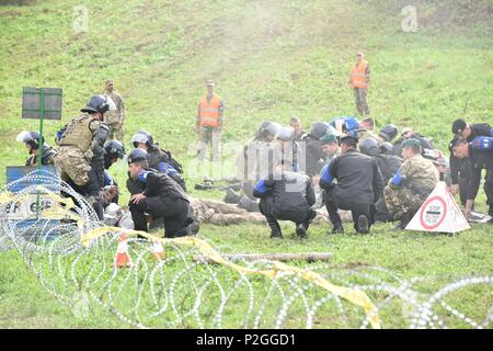 NOVO MESTO, Slowenien - Soldaten des 220Th Military Police Company, 193 Militärpolizei Bataillon, Colorado National Guard Verhalten integrierte Ausbildung mit Albanischen und slowenische Militär Polizei, wobei der Schwerpunkt auf Kontrolle der Massen- und Flüchtlingspolitik management Taktik Training während der Übung sofortige Reaktion 16. Das Colorado National Guard ist mit Slowenien als Teil der Partnerschaft Programm eingegangen. (Foto von Sgt. 1. Klasse Crista Maria Mack, US-Army Europe) (Photo Credit: Sgt. 1. Klasse Crista Maria Mack, U.S. Army Europe Public Affairs) Stockfoto