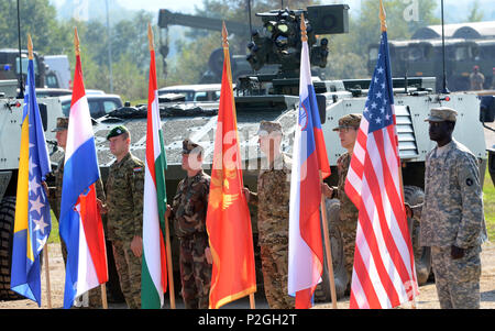 Soldaten der NATO-Partner und alliierten Nationen ihre jeweiligen Landes Flaggen während der unmittelbaren Reaktion 16 Abschlussfeier halten, Sept. 22, 2016, an der Eugen Kvaternik Training Area in Slunj Kroatien statt. Sofortige Reaktion 16 ist ein multinationales, Brigade level Kommandostellenübung unter Verwendung von computergestützten Simulationen und Übungen aus beiden Ländern, Kroatien und Slowenien. Die Übungen und Simulationen sind auf eine entscheidende Maßnahme Szenario gebaut und bieten regionale Stabilität zu erhöhen, Verbündete und Partner nation Kapazität zu stärken und die Integration verbessern Stockfoto