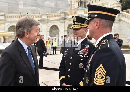 Us-Senator Roy Blunt von Missouri, Vorsitzender des Gemeinsamen Kongreßausschuß auf Eröffnungs-Zeremonien, Links, spricht mit US-Armee Generalmajor Bradley A. Becker, Commander, gemeinsame Aufgabe Force-National Capital Region, Mitte und JTF-NCR-Befehl Sgt. Maj. Paul Biggs, nach den ersten Nagel Zeremonie, Sept. 21, 2016, an der Westfront des U.S. Capitol, Washington, D.C. Der JCCIC der Feier, die Gekickt - Weg der Baubeginn des 58th Presidential Eröffnungs-Plattform gehostet werden. (U.S. Air Force Foto von älteren Flieger Dylan Nuckolls) Stockfoto