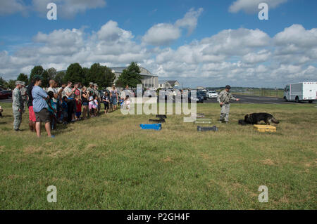 Älterer Flieger David Bischoff, 436Th Security Force Squadron, zeigt K-9 Suche Fähigkeiten während der 46. Antenne Anschluss Geschwader vor der Bereitstellung Veranstaltung Sept. 18, 2016, Dover Air Force Base, Del. Mitglieder des 46 APS sind die Bereitstellung für Südwesten Asien in den nächsten Monaten. (U.S. Air Force Foto/Staff Sgt. Renee Jackson) Stockfoto