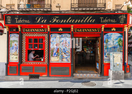 Madrid Bar, mit Blick auf die bunten vor einer Taberna (Taverne) im Viertel La Latina von Madrid, Spanien. Stockfoto