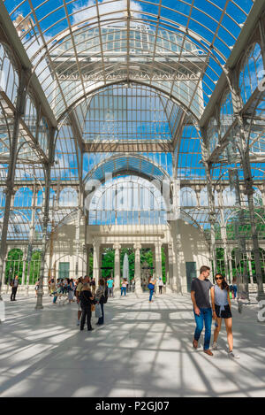 Madrid Retiro Crystal Palace, Innenansicht des Palacio de Cristal - ein Glas und schmiedeeisernen Gebäude im Parque del Retiro in Madrid, Spanien. Stockfoto