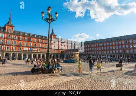 Plaza Mayor Madrid, Blick an einem Sommernachmittag auf die historische Plaza Mayor aus dem 17th. Jahrhundert, Madrid, Spanien. Stockfoto