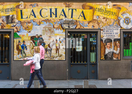Madrid Bar, Blick auf die farbenfrohen Bar in einer Straße in der La Latina Viertel von Madrid mit traditionellen Azulejo Kacheln, Spanien eingerichtet. Stockfoto