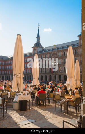 Madrid Café Plaza Mayor, Blick auf die Menschen entspannen an Terrassentischen außerhalb Cafés auf dem Hauptplatz von Madrid - die 17th Jahrhundert Plaza Mayor, Spanien. Stockfoto