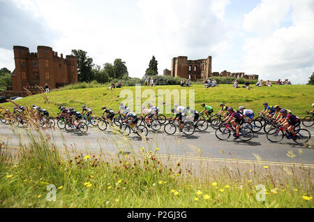 Das Peloton Reiter Zyklus Vergangenheit Schloss Kenilworth in Kenilworth, Warwickshire während der Stufe Drei der Tour die OVO Energie Frauen von Atherstone Lemington zu Royal Spa. Stockfoto