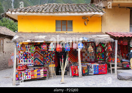 Straßenmarkt in Ollantaytambo in Peru. Ollantaytambo war das Königsgut Kaiser Pachacuti, die die Region erobert. Stockfoto