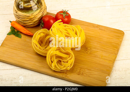 Rohe Fettucine Nudeln bereit für bowling Stockfoto