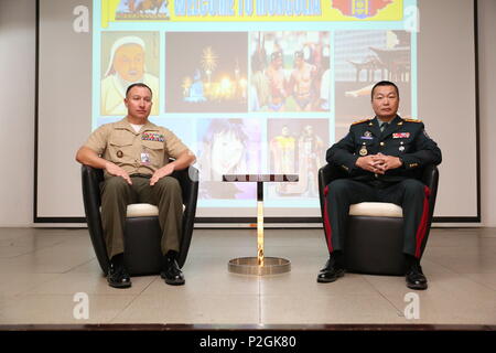 Us Marine Oberst Peter Gadd, Links, und mongolischen Streitkräfte Brig. Gen. D. Ganzorig erwarten die Abschlusszeremonie von Non-Lethal Executive Seminar (NOLES) 2016 in Ulaanbaatar, Mongolei, Sept. 23, 2016. (U.S. Marine Corps Foto von Cpl. Jonathan E. LopezCruet) Stockfoto