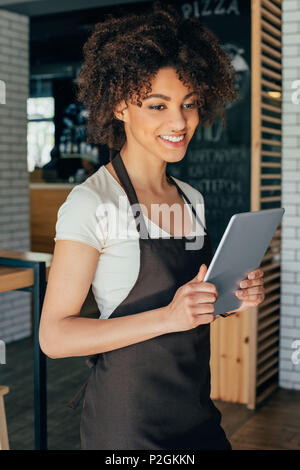 Junge afrikanische amerikanische Frau Kellnerin, die Aufträge von Kunden in Cafe Stockfoto