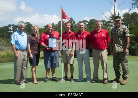 Die Legenden Golfkurs auf Parris Island verdient Zertifizierung der Golf der Umwelt Organisation Sept. 23, 2016, auf Parris Island, S.C., immer die erste militärische Golfplatz so weltweit tun. Von links: Clyde B. Johnston, Golfplatz Architekt; Teresa B. Wade, GEO Verifier; Russ Hadaway, Betriebsleiter der Golfplatz; Doug Moss, stellvertretender Betriebsleiter der Golfkurs; Cody Carter, Golfplatz Assistant Professional; Andy Hinson, PGA Head Professional; und Oberst Jeffrey Fultz, Stabschef. Zertifizierte Einrichtungen sind für ihr Engagement für den Schutz der Natur erkannt, eff Stockfoto