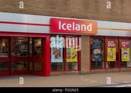 Ein island Storefront auf der High Street. Der Einzelhandel Lebensmittel Logo von Island Vertrieb von Tiefkühlkost im Budget Ende der Einzelhändler. Günstig einkaufen. Stockfoto