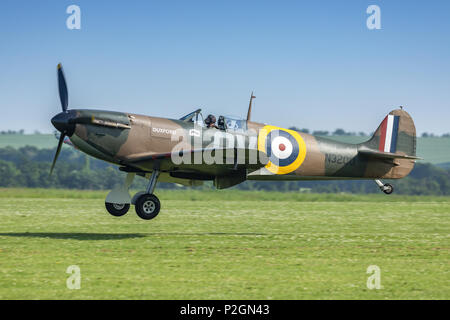 Supermarine Spitfire Mk1 Registrierung N3200 QV Landung auf einer Grasbahn am 26. Mai 2018 in Duxford, Cambridgeshire, Großbritannien Stockfoto