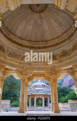 Blick auf die geschnitzten Kuppel am Royal Kenotaphen in Jaipur, Rajasthan, Indien. Sie wurden als die königlichen Einäscherung Anlage des mächtigen Kachhawa dyn bezeichnet. Stockfoto