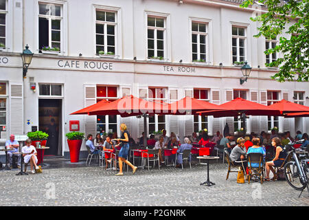 Personen, die sich außerhalb ein Café im Zentrum von Kortrijk, Belgien, EU Stockfoto