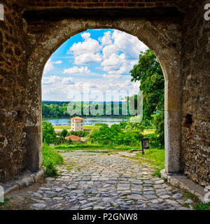 Der Belgrader Festung, malerischen Blick durch einen Torbogen auf der Donau, Belgrad, Serbien Stockfoto