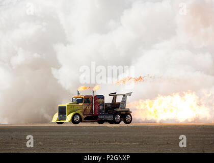 Fahrer und Pilot Chris Darnell der Custom built semi-jet Truck, "Die Schockwelle" Rennen in der Flight Line bei Geschwindigkeiten über 300 km/h während der 2016 Marine Corps Air Station (WAB) Miramar Air Show in der MCAS Miramar, Calif., Sept. 23, 2016. Der MCAS Miramar Air Show ehrt 100 Jahre des Marine Corps behält sich durch die Präsentation Antenne Fähigkeit der Streitkräfte und ihrer Wertschätzung der zivilen Unterstützung der Gemeinschaft für die Truppen. (U.S. Marine Corps Foto von Sgt. Tia Dufour/Freigegeben) Stockfoto